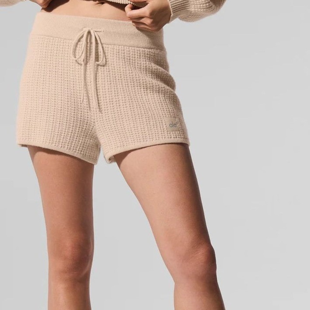 Alo Yoga Cashmere High-Waist Plush Waffle Short Womens L Macadamia Blush NWT